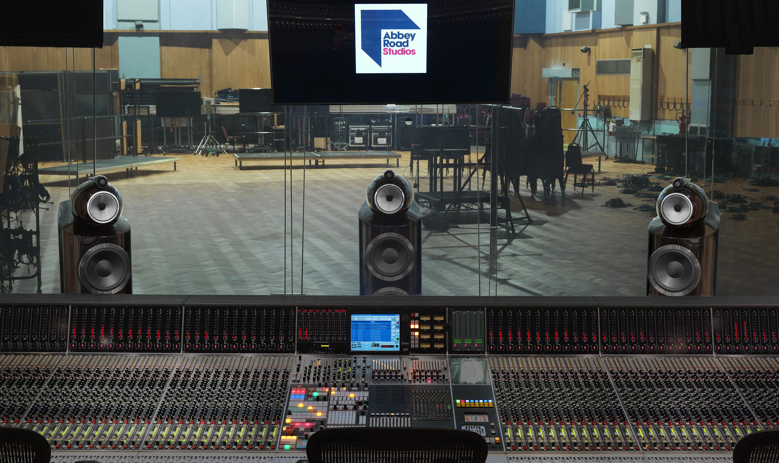 Bowers & Wilkins 800D3 negras en el control room de Abbey Road